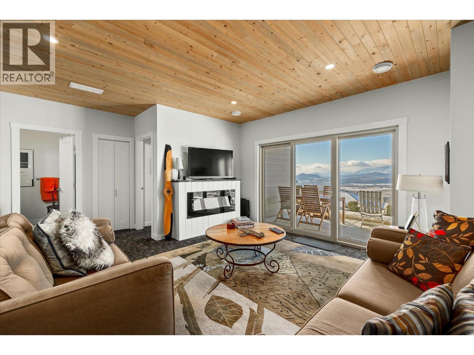 3938 Cimarron Drive Lot# 126, Kelowna, BC - Indoor Photo Showing Living Room