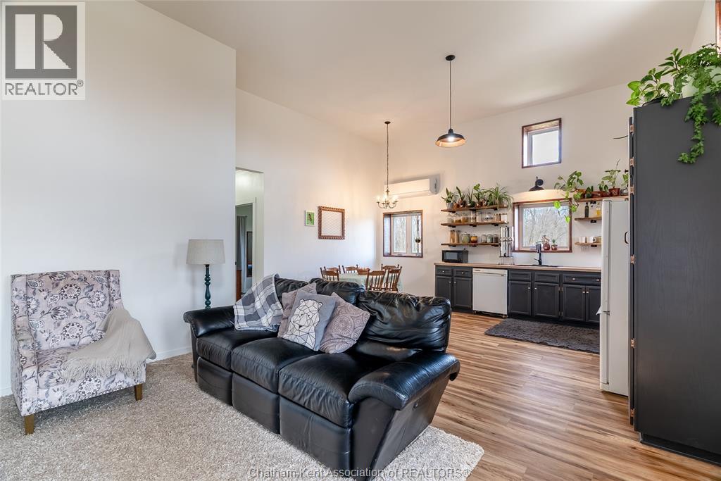 1357 Smith Falls Road, Dawn-Euphemia, ON - Indoor Photo Showing Living Room