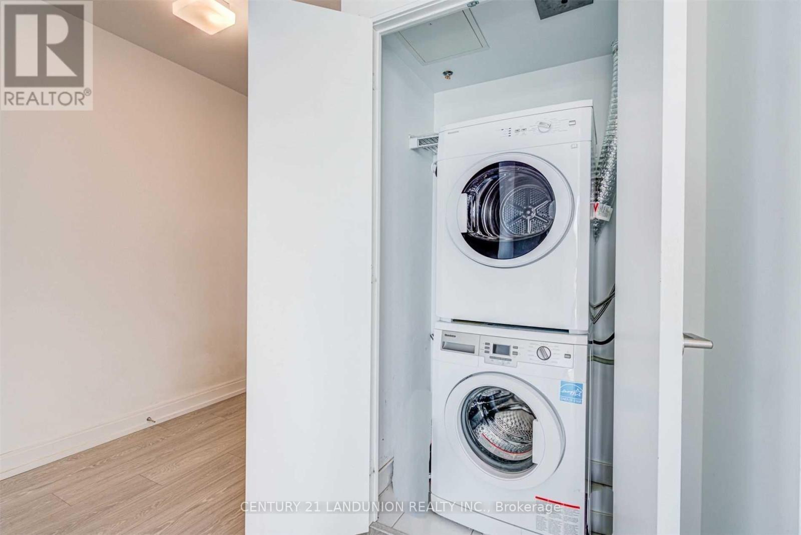 2905 - 181 Dundas Street E, Toronto, ON - Indoor Photo Showing Laundry Room
