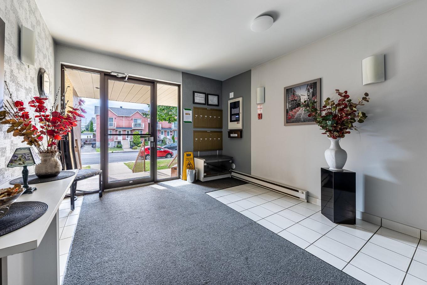 Hall d'entrée/Vestibule - 202-845 Rue Rodier, Saint-Jean-Sur-Richelieu, QC - Indoor Photo Showing Other Room