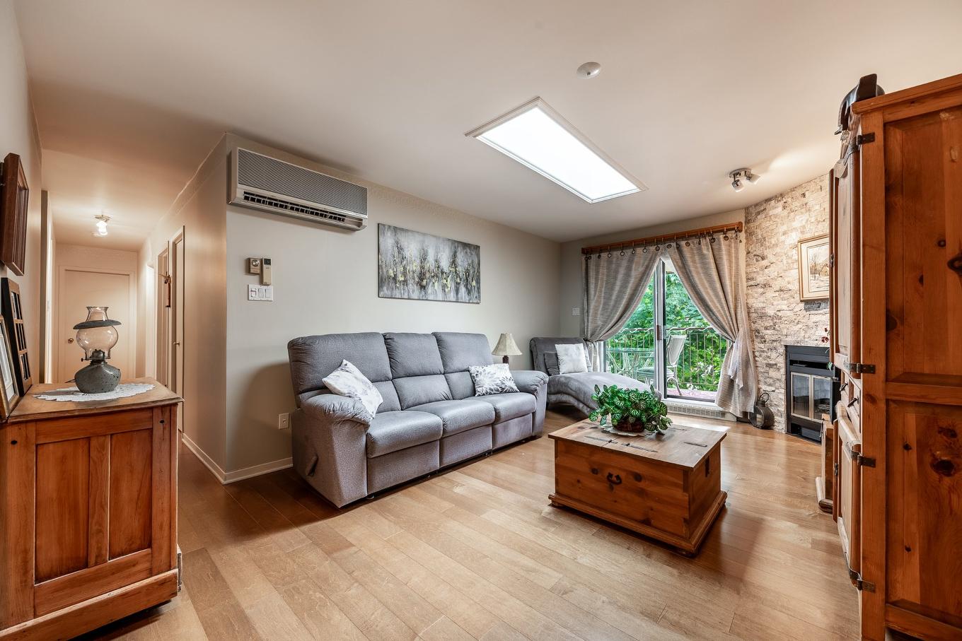 Salon - 202-845 Rue Rodier, Saint-Jean-Sur-Richelieu, QC - Indoor Photo Showing Living Room