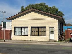 136 Court Street S Thunder Bay, ON P7B 2X4