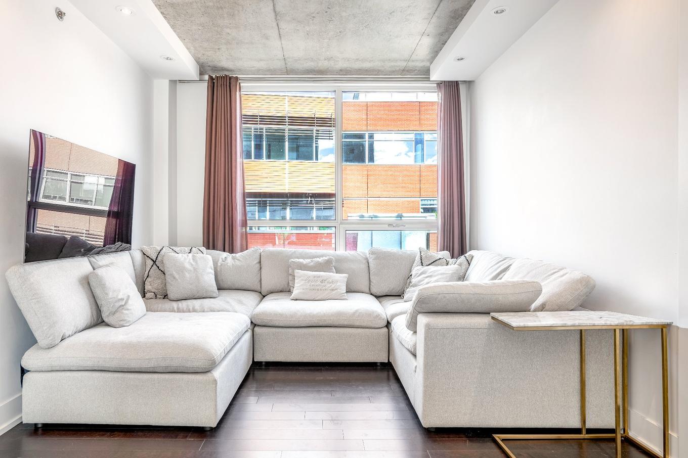 Living room - 613-711 Rue De La Commune O., Montréal (Ville-Marie), QC - Indoor Photo Showing Living Room