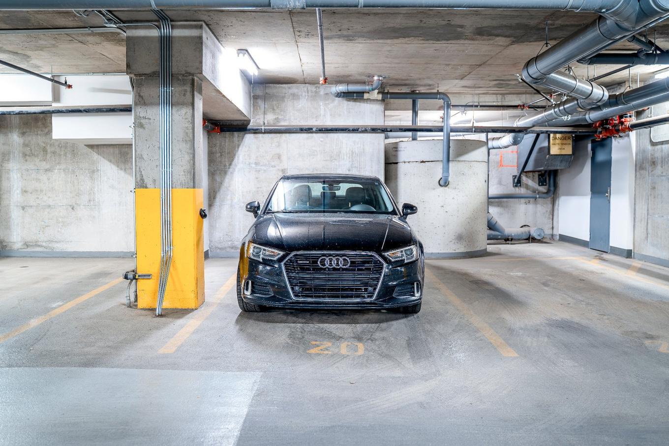 Parking - 613-711 Rue De La Commune O., Montréal (Ville-Marie), QC - Indoor Photo Showing Garage