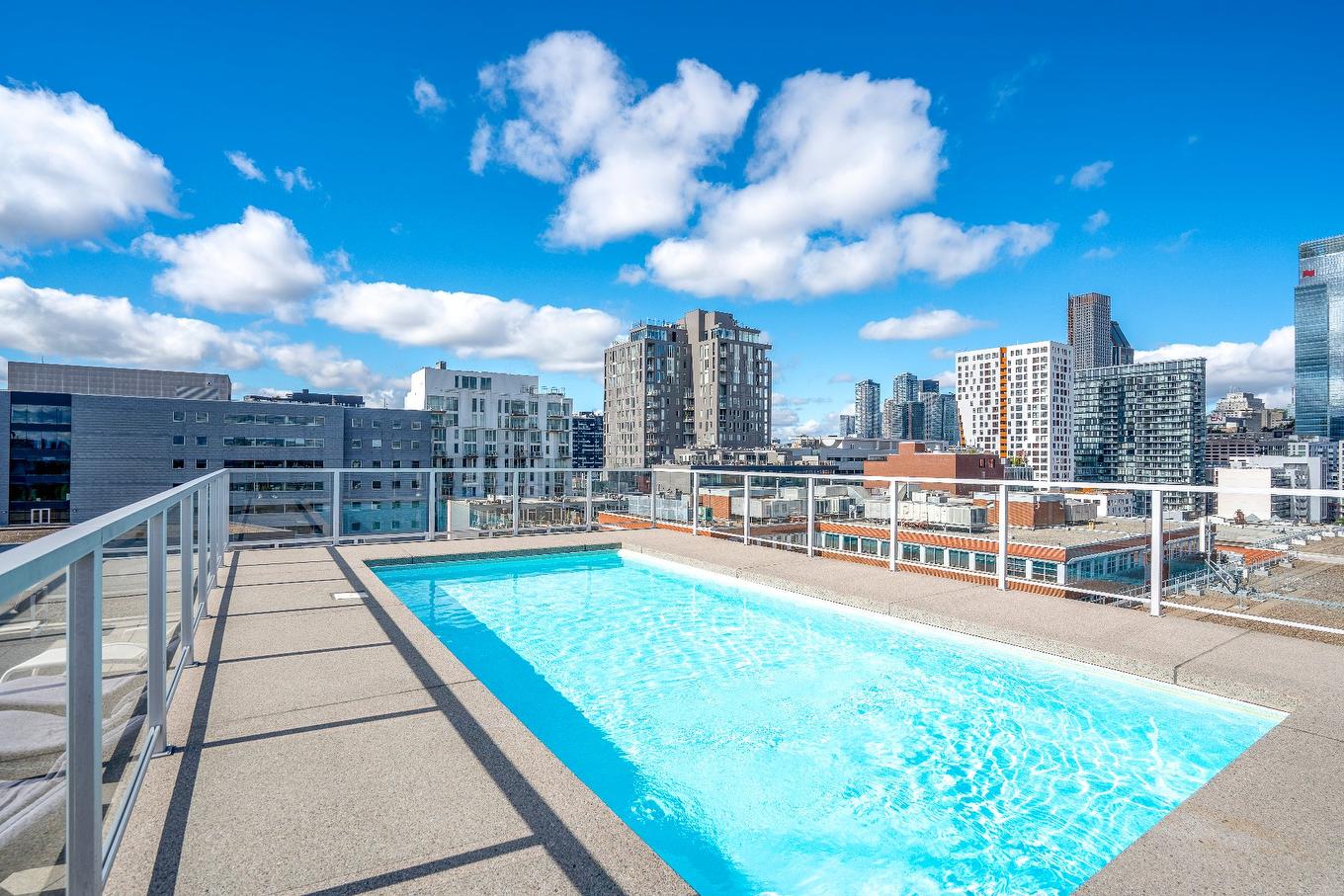 Pool - 613-711 Rue De La Commune O., Montréal (Ville-Marie), QC - Outdoor With In Ground Pool With View