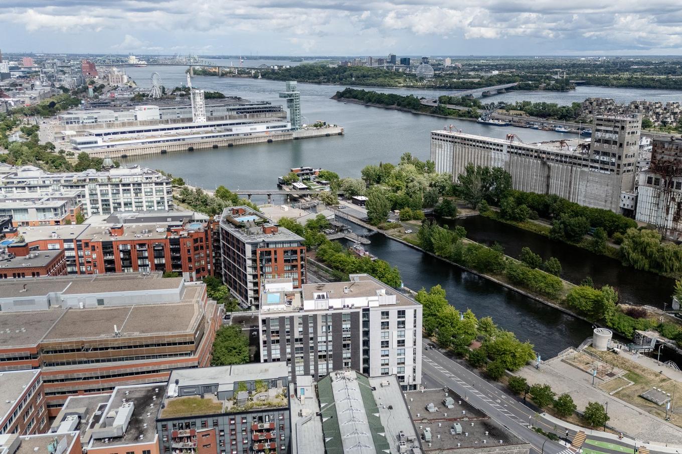 Aerial photo - 613-711 Rue De La Commune O., Montréal (Ville-Marie), QC - Outdoor With Body Of Water With View