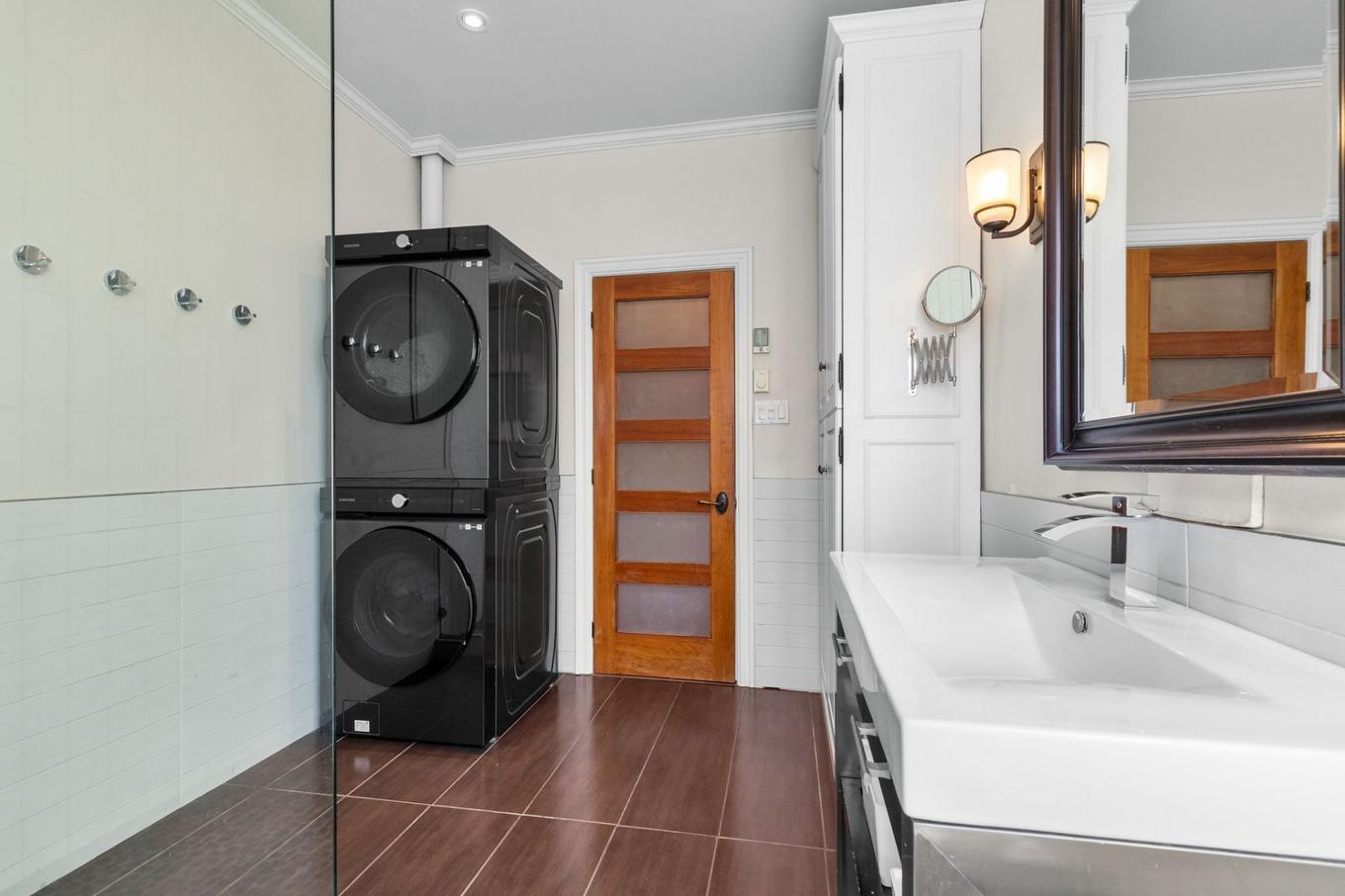 Salle de bains - 4-5830 Av. Du Parc, Montréal (Le Plateau-Mont-Royal), QC - Indoor Photo Showing Laundry Room