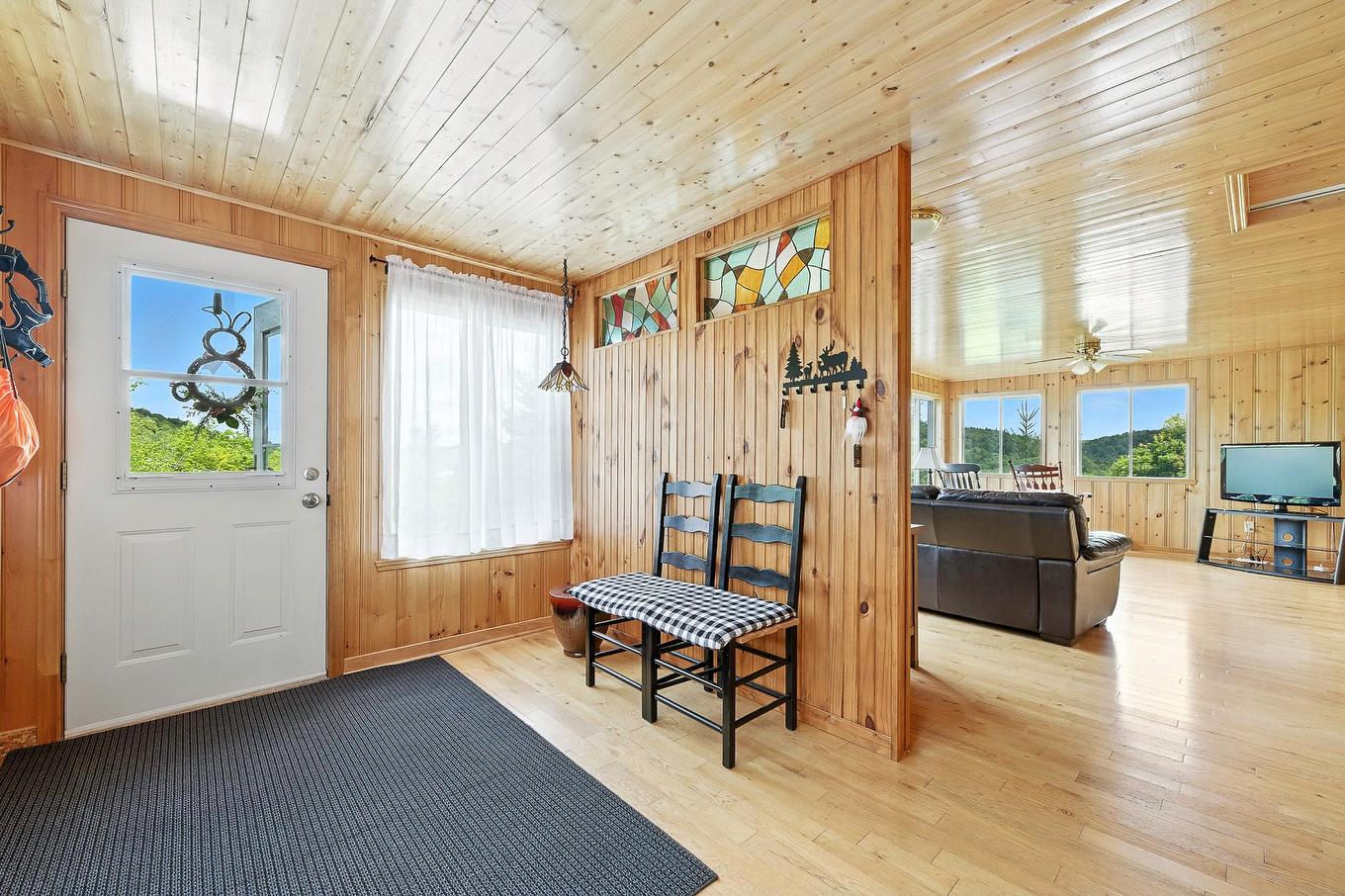 Hall d'entrée/Vestibule - 62 Ch. Lakeview, Saint-Adolphe-D'Howard, QC - Indoor Photo Showing Other Room