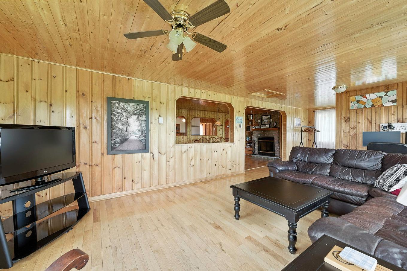 Salon - 62 Ch. Lakeview, Saint-Adolphe-D'Howard, QC - Indoor Photo Showing Living Room