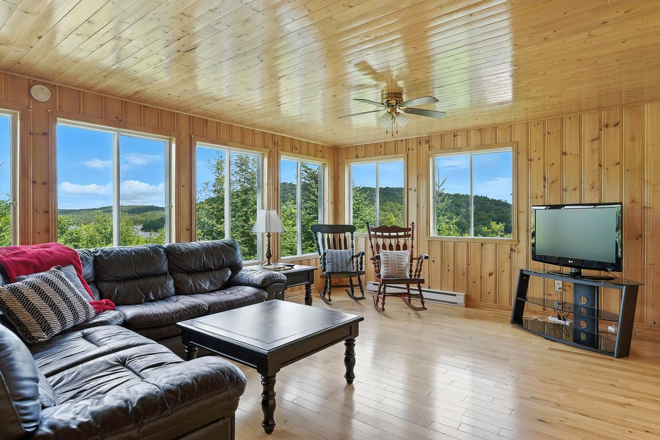 Salon - 62 Ch. Lakeview, Saint-Adolphe-D'Howard, QC - Indoor Photo Showing Living Room