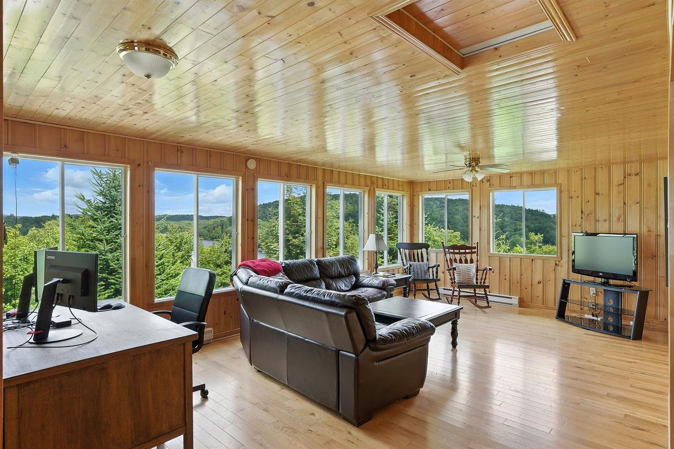 Salon - 62 Ch. Lakeview, Saint-Adolphe-D'Howard, QC - Indoor Photo Showing Other Room