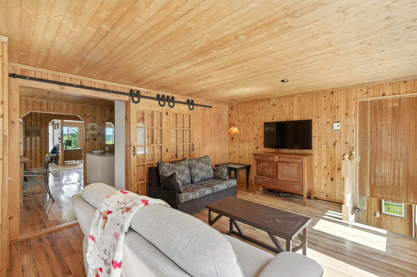 Salon - 62 Ch. Lakeview, Saint-Adolphe-D'Howard, QC - Indoor Photo Showing Living Room