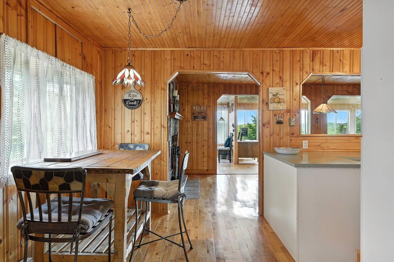 Coin-repas - 62 Ch. Lakeview, Saint-Adolphe-D'Howard, QC - Indoor