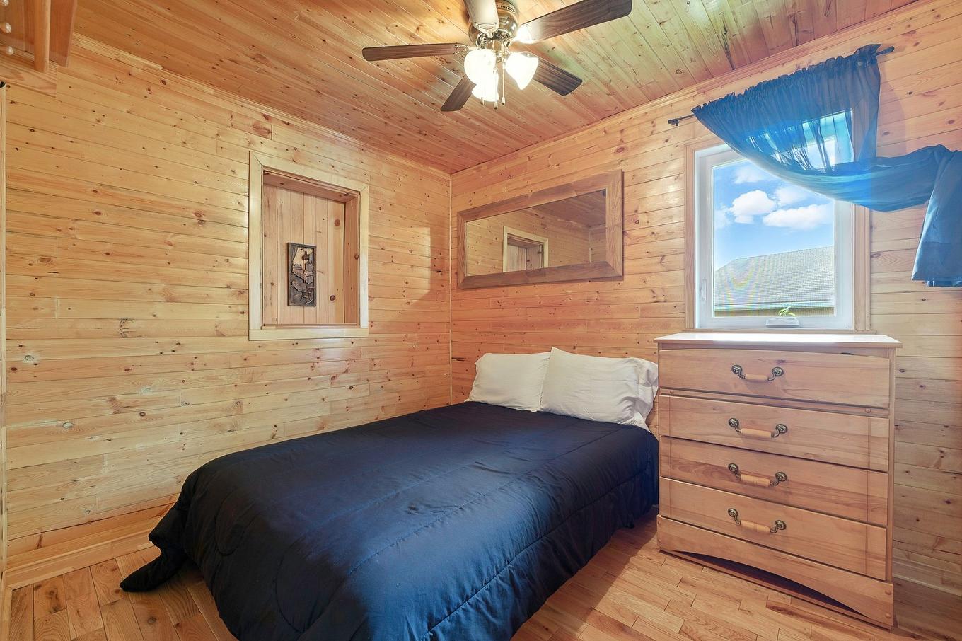 Chambre à coucher - 62 Ch. Lakeview, Saint-Adolphe-D'Howard, QC - Indoor Photo Showing Bedroom