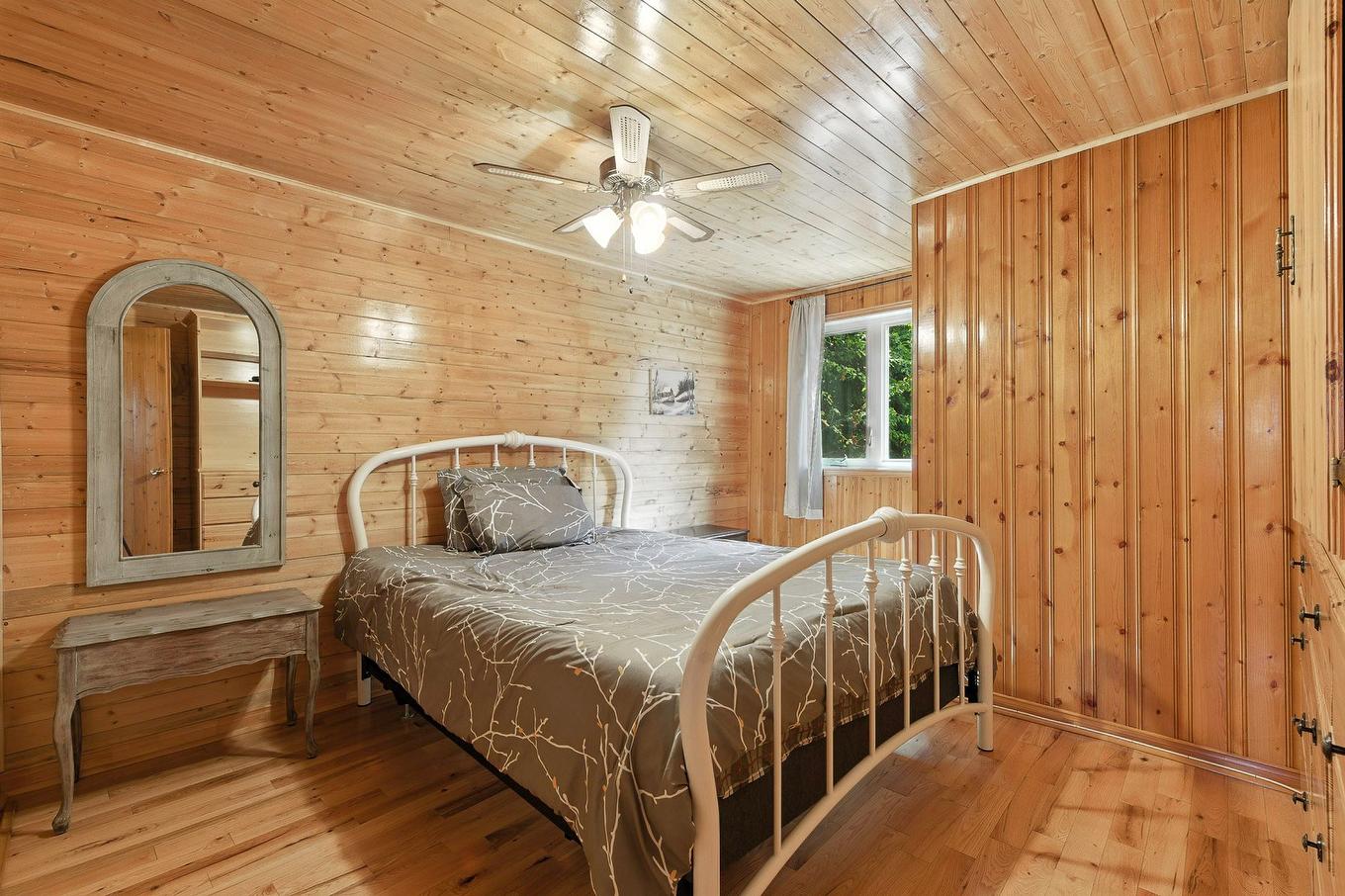 Chambre à coucher - 62 Ch. Lakeview, Saint-Adolphe-D'Howard, QC - Indoor Photo Showing Bedroom