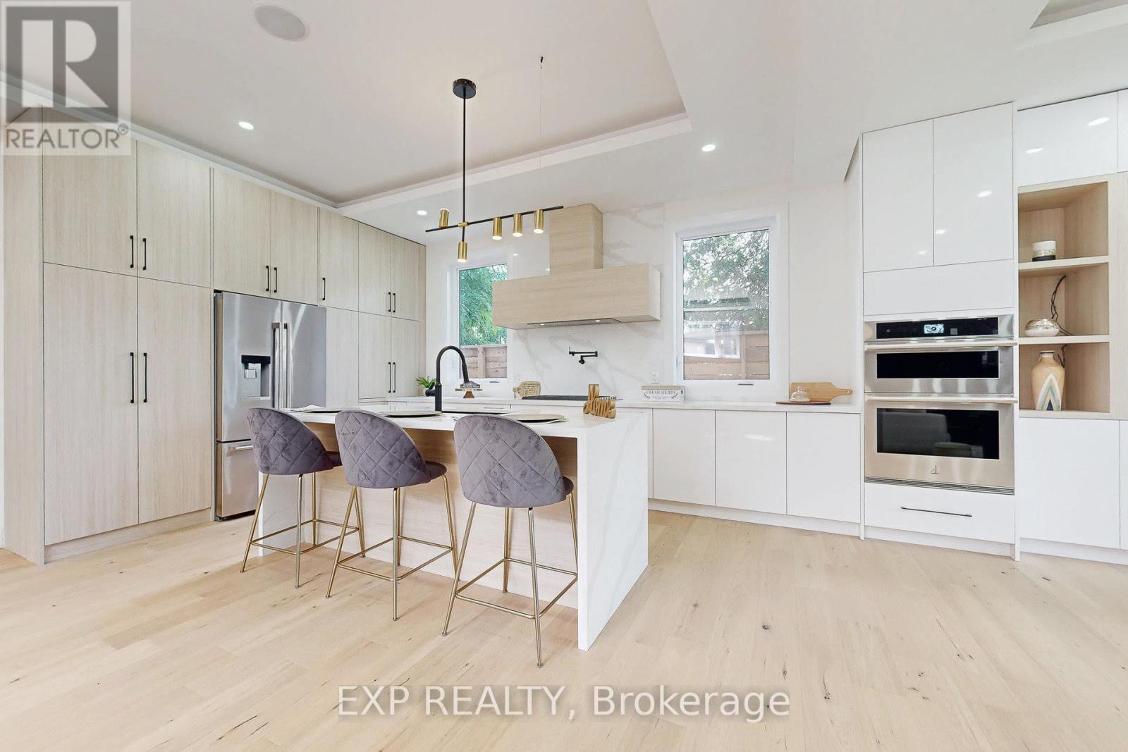 768 Montbeck Crescent, Mississauga, ON - Indoor Photo Showing Kitchen With Upgraded Kitchen