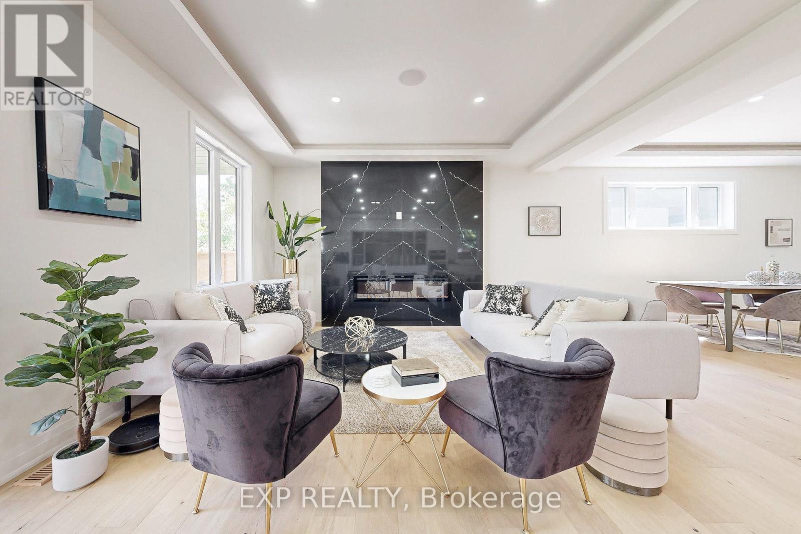 768 Montbeck Crescent, Mississauga, ON - Indoor Photo Showing Living Room With Fireplace