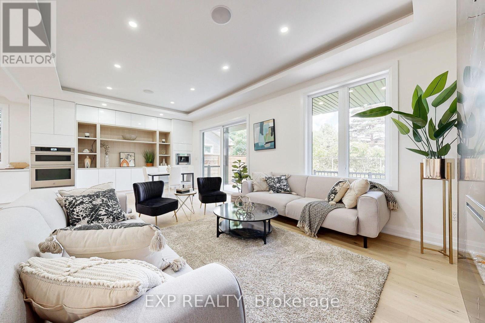 768 Montbeck Crescent, Mississauga, ON - Indoor Photo Showing Living Room