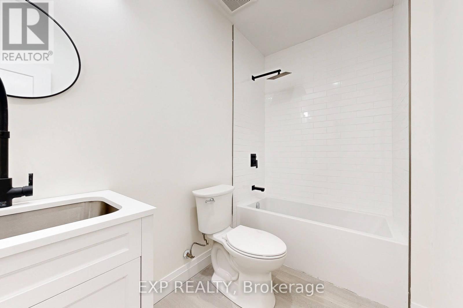 768 Montbeck Crescent, Mississauga, ON - Indoor Photo Showing Bathroom