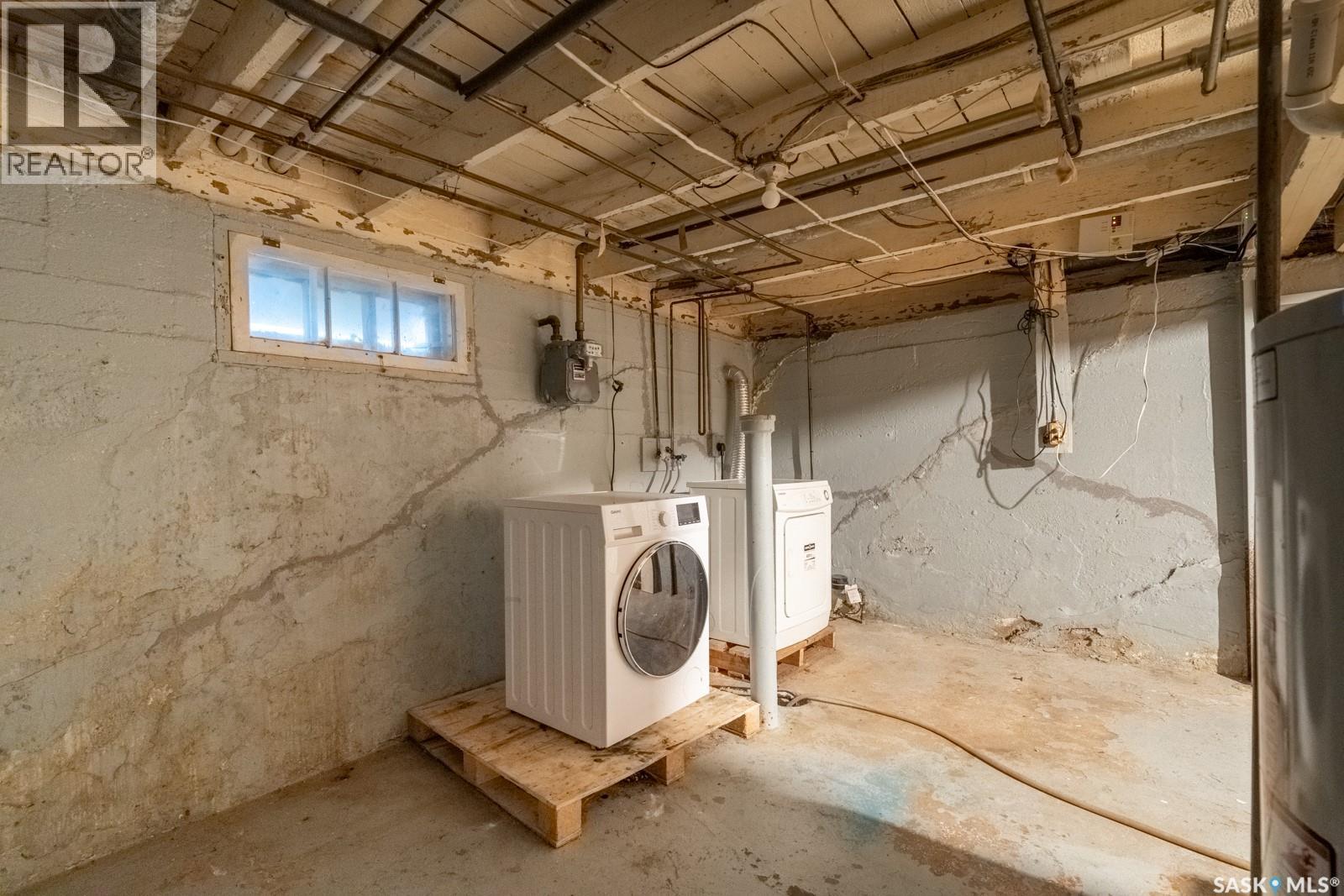 2634 Atkinson Street, Regina, SK - Indoor Photo Showing Laundry Room