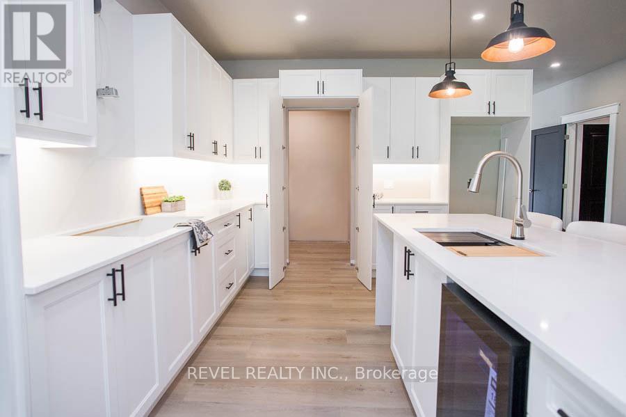 5 Scott Drive, Norfolk, ON - Indoor Photo Showing Kitchen With Upgraded Kitchen