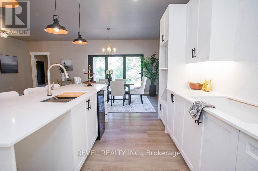 5 Scott Drive, Norfolk, ON - Indoor Photo Showing Kitchen With Double Sink With Upgraded Kitchen