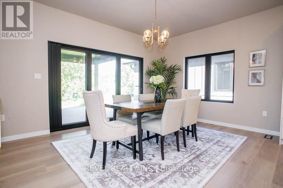 5 Scott Drive, Norfolk, ON - Indoor Photo Showing Dining Room