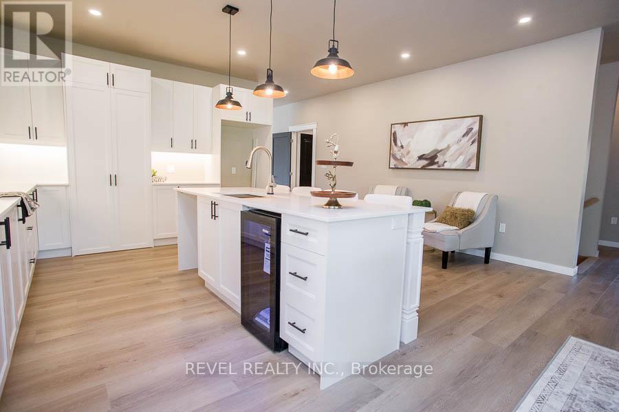 5 Scott Drive, Norfolk, ON - Indoor Photo Showing Kitchen With Upgraded Kitchen