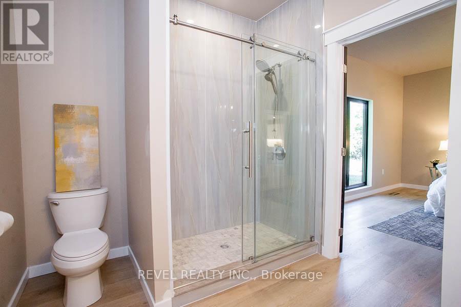 5 Scott Drive, Norfolk, ON - Indoor Photo Showing Bathroom