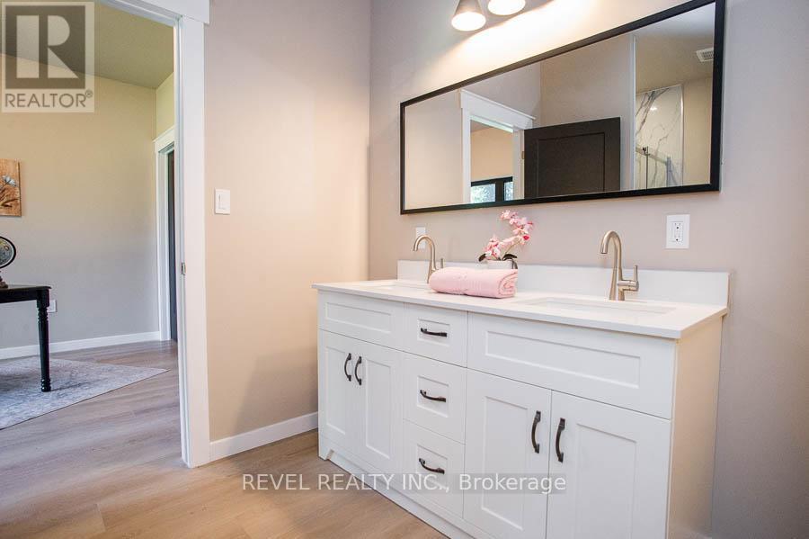 5 Scott Drive, Norfolk, ON - Indoor Photo Showing Bathroom