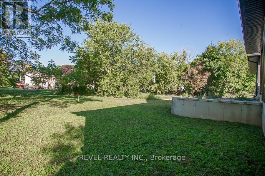 5 Scott Drive, Norfolk, ON - Outdoor With Backyard