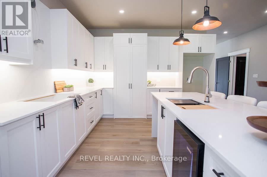 5 Scott Drive, Norfolk, ON - Indoor Photo Showing Kitchen With Upgraded Kitchen