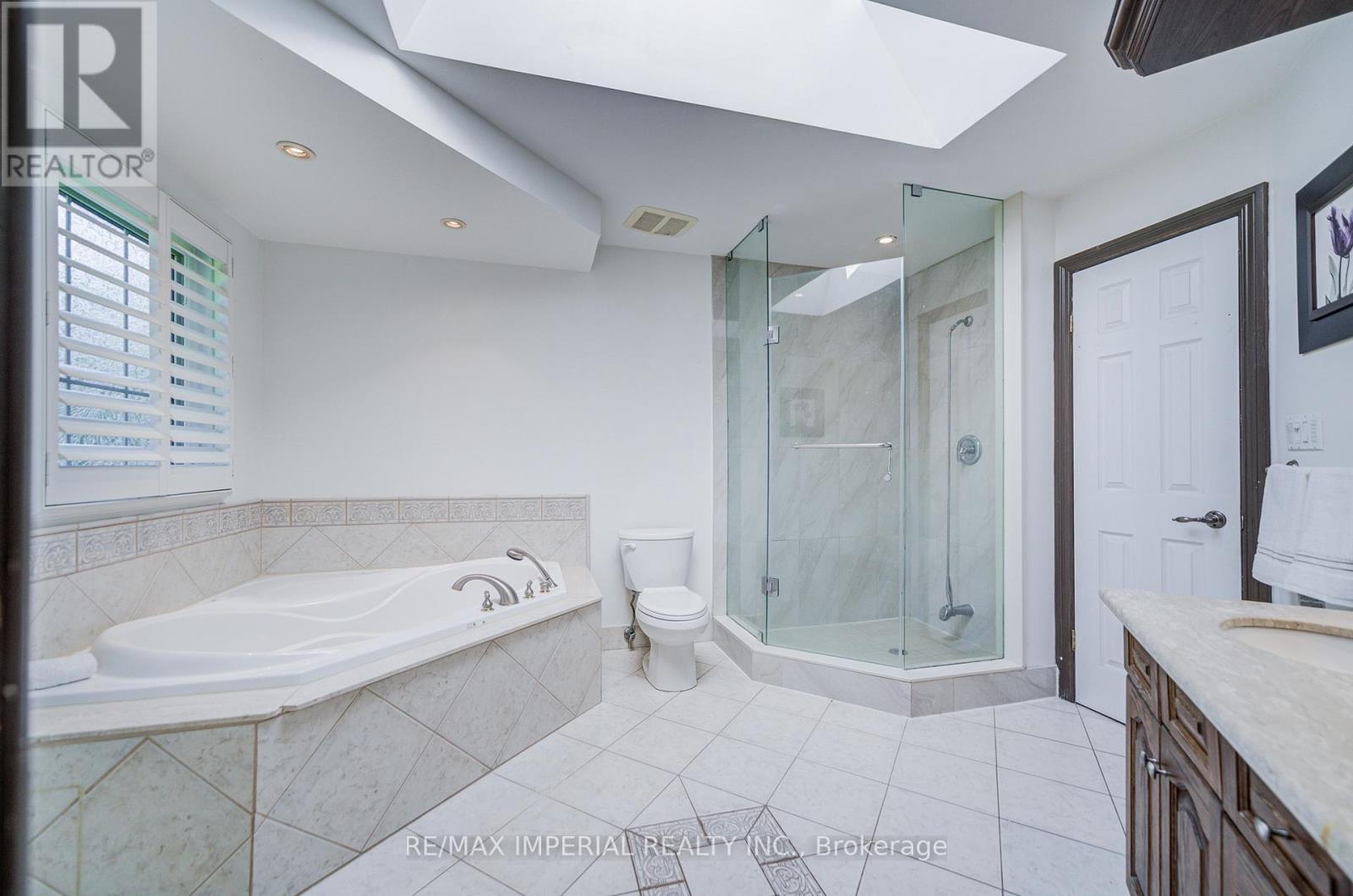 20 Blackforest Drive, Richmond Hill, ON - Indoor Photo Showing Bathroom