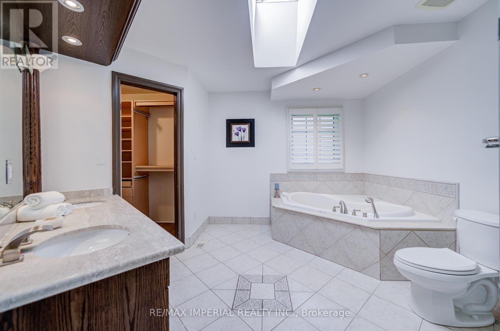 20 Blackforest Drive, Richmond Hill, ON - Indoor Photo Showing Bathroom