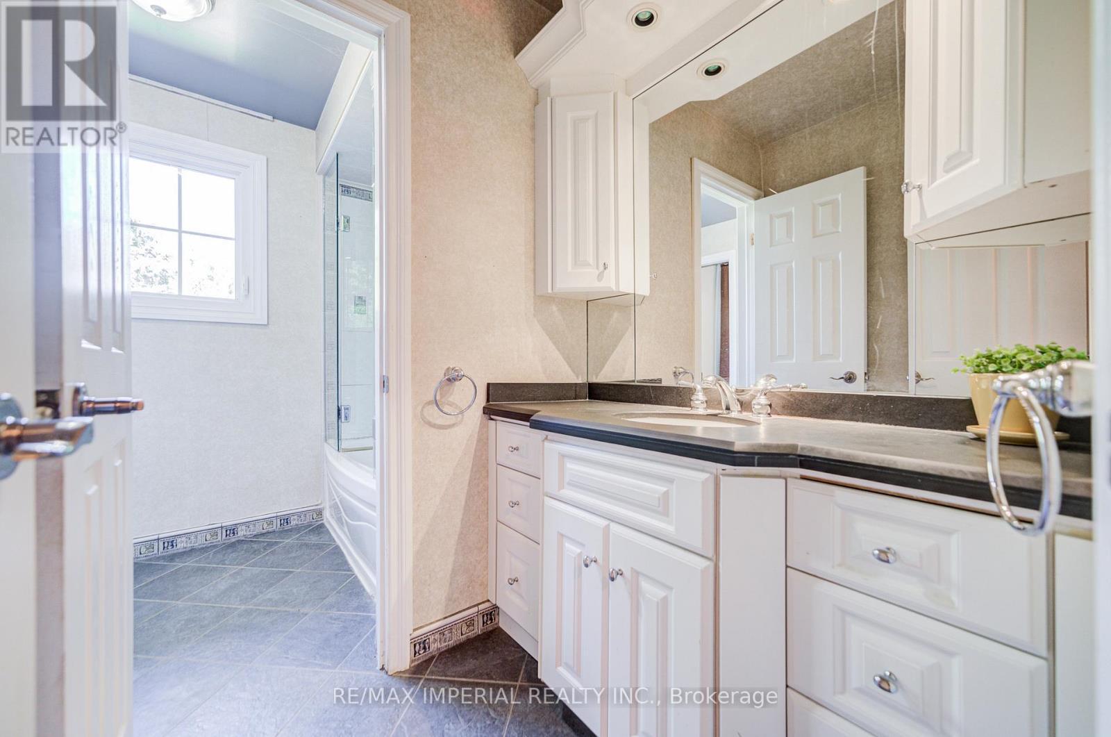 20 Blackforest Drive, Richmond Hill, ON - Indoor Photo Showing Bathroom