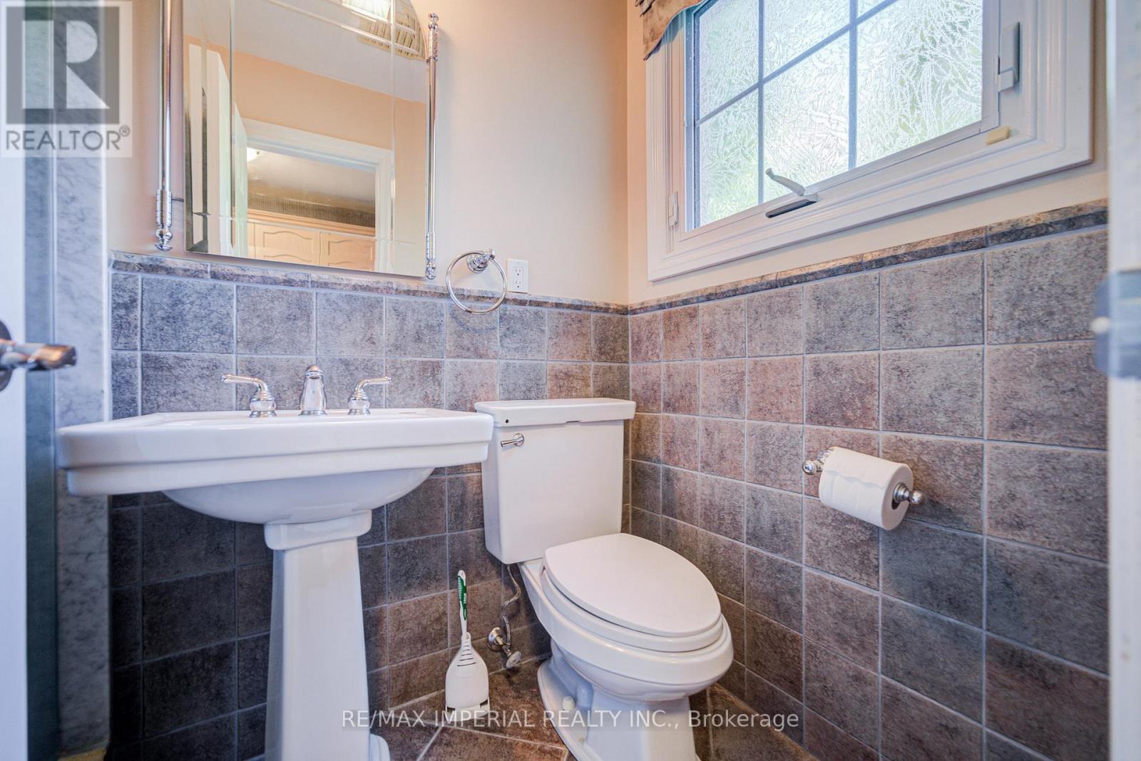 20 Blackforest Drive, Richmond Hill, ON - Indoor Photo Showing Bathroom