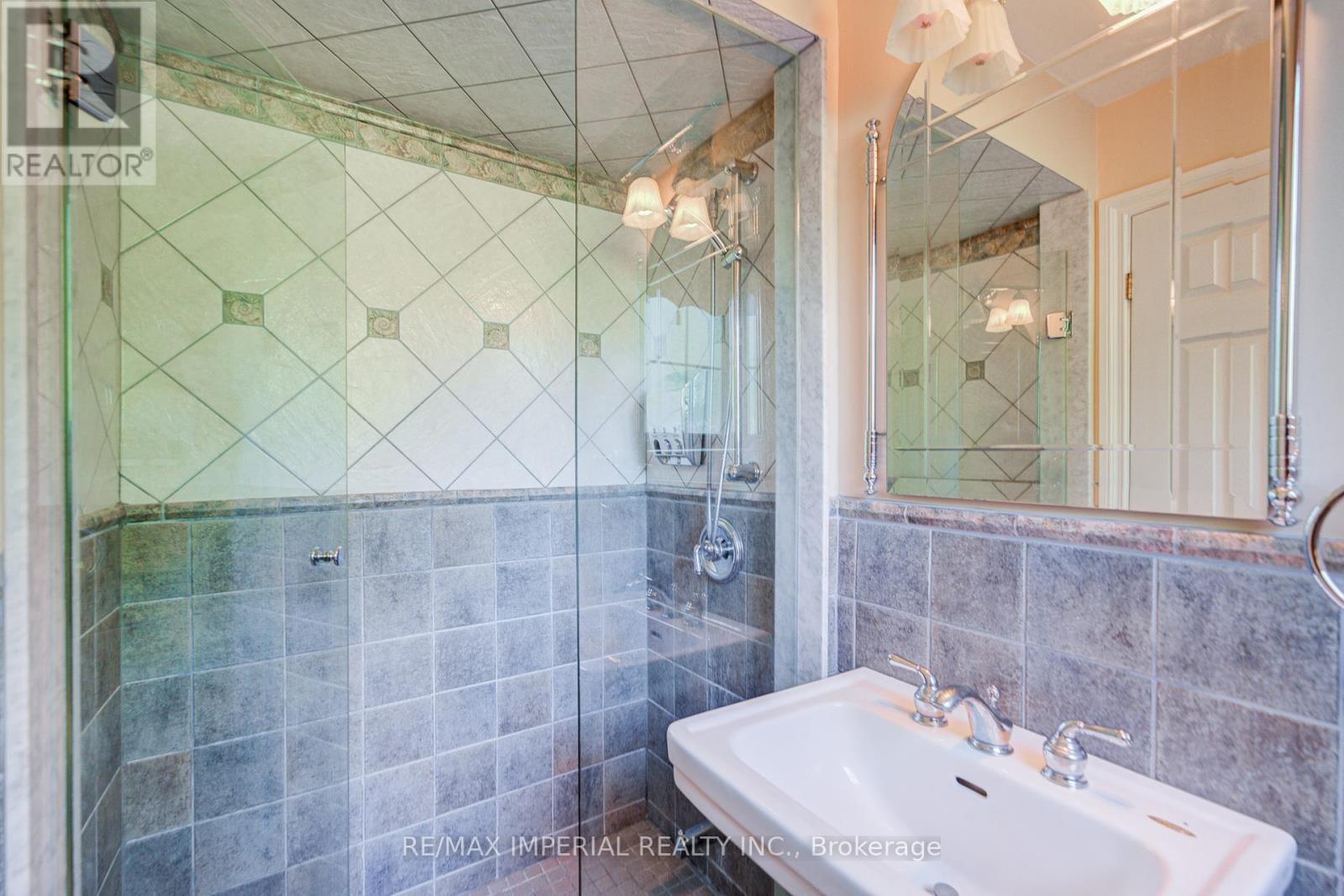 20 Blackforest Drive, Richmond Hill, ON - Indoor Photo Showing Bathroom