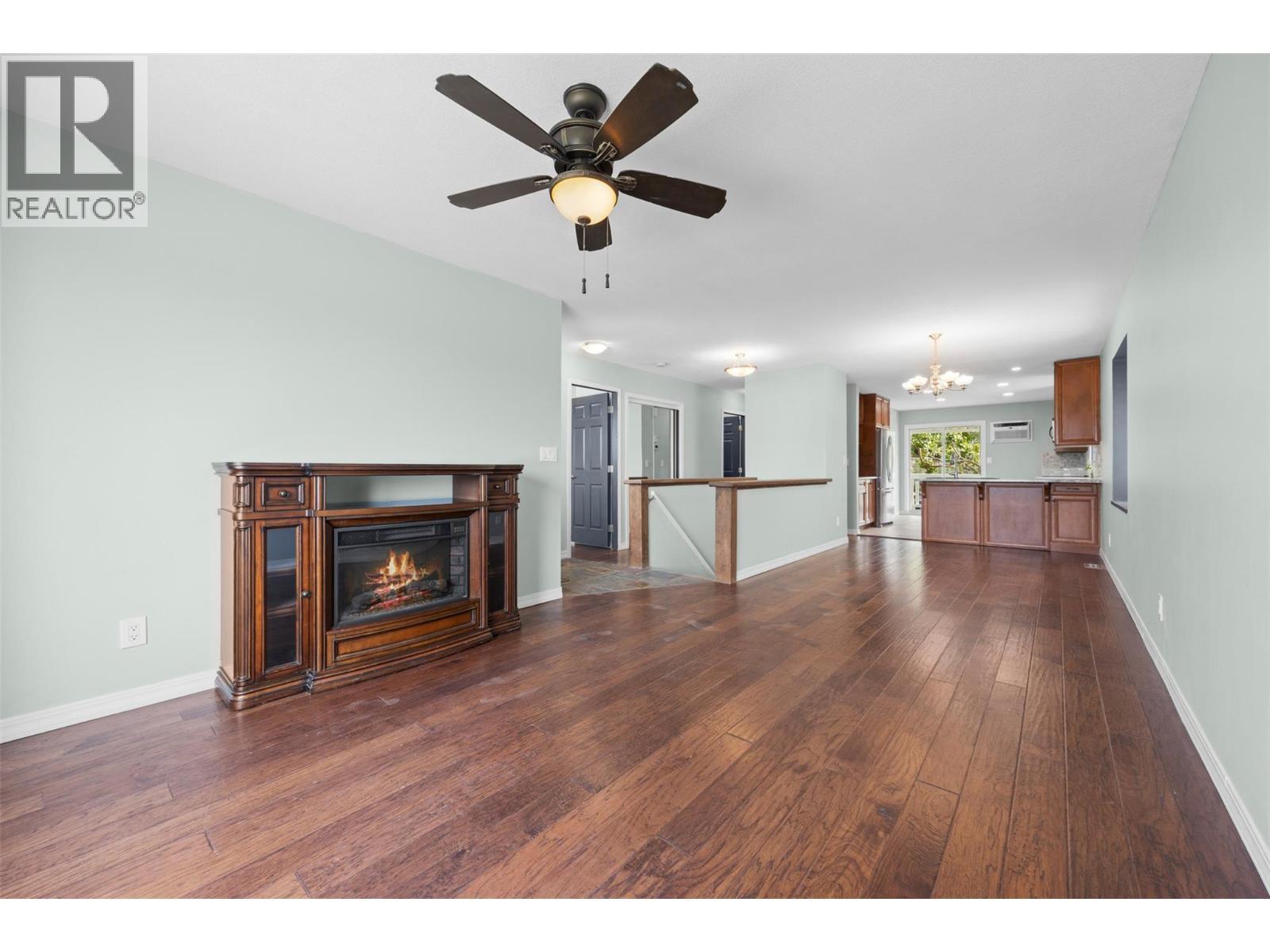 6400 Spencer Road Unit# 8, Kelowna, BC - Indoor Photo Showing Living Room With Fireplace