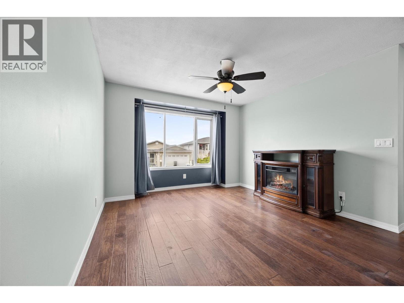 6400 Spencer Road Unit# 8, Kelowna, BC - Indoor Photo Showing Other Room With Fireplace