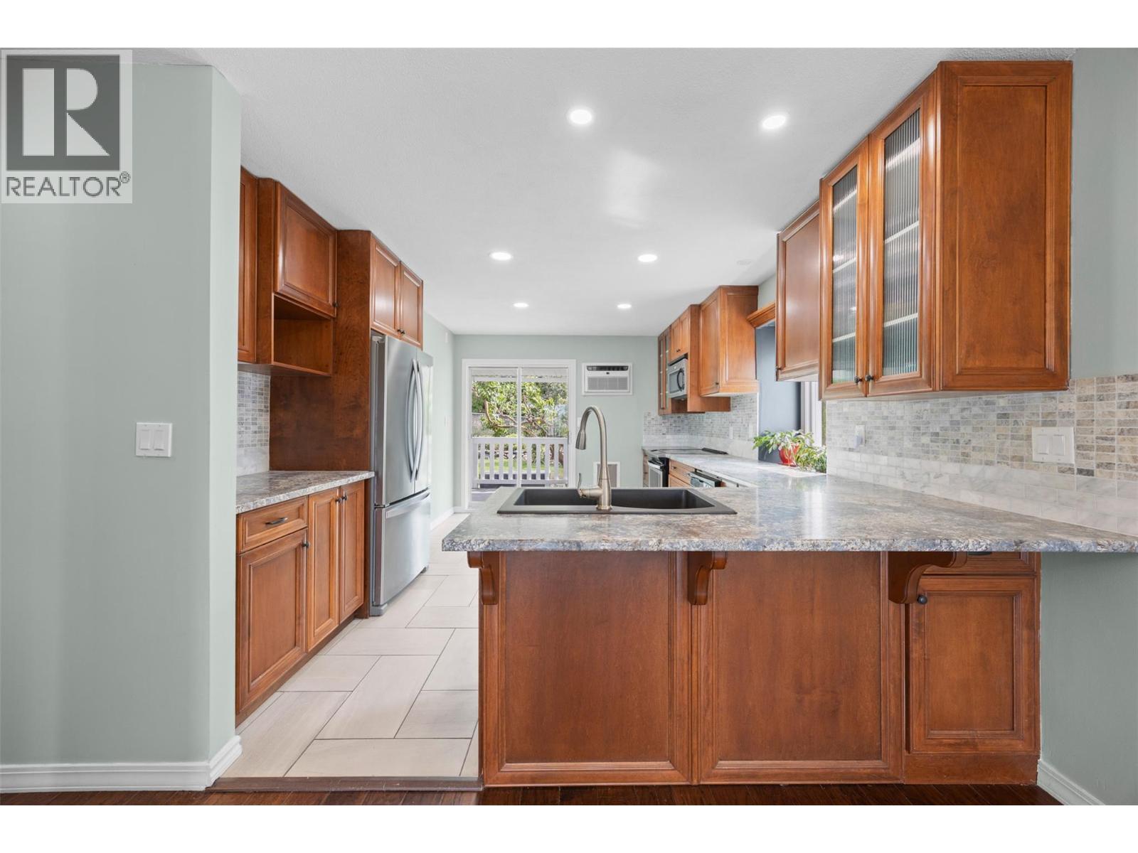 6400 Spencer Road Unit# 8, Kelowna, BC - Indoor Photo Showing Kitchen