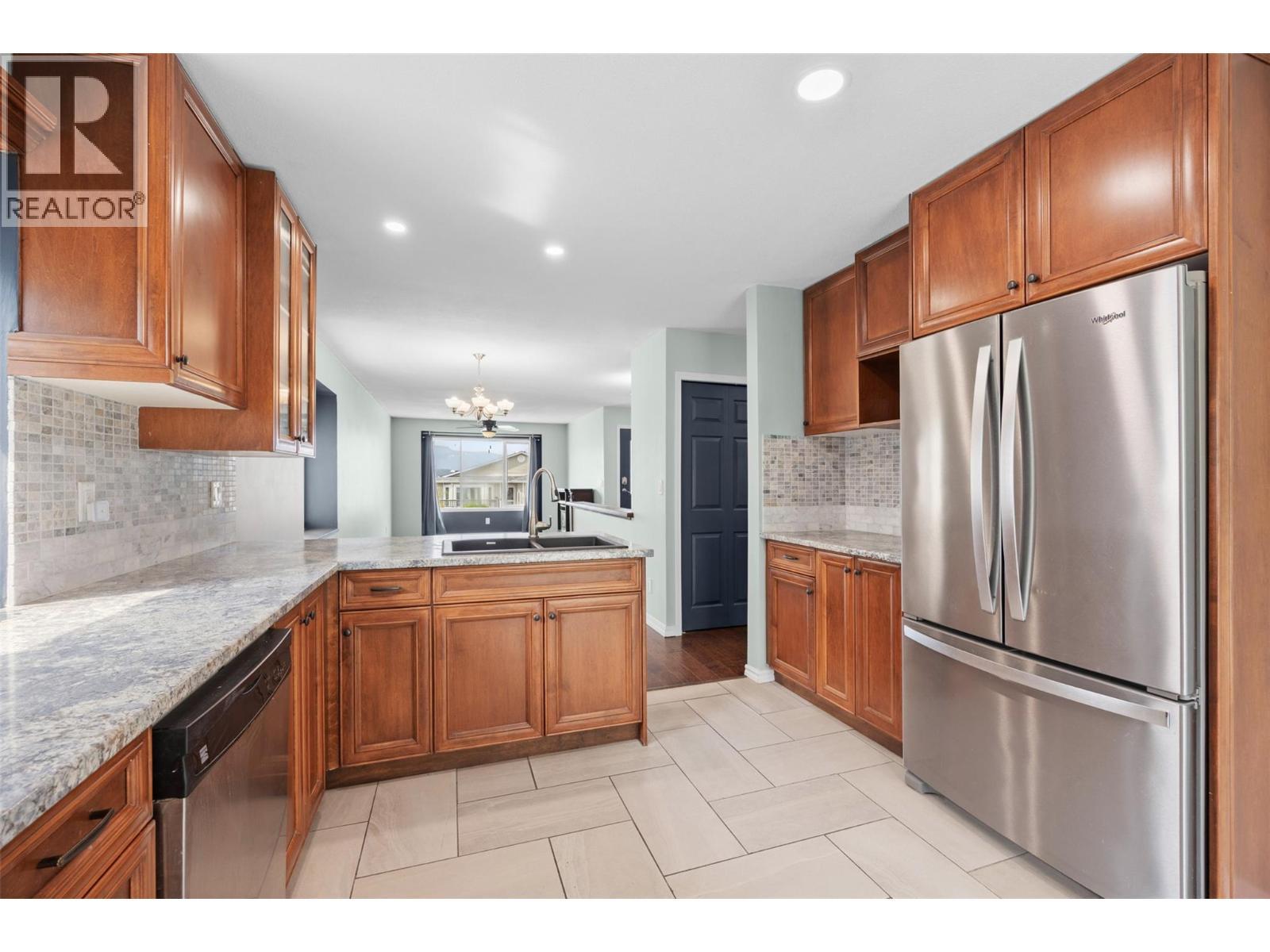 6400 Spencer Road Unit# 8, Kelowna, BC - Indoor Photo Showing Kitchen