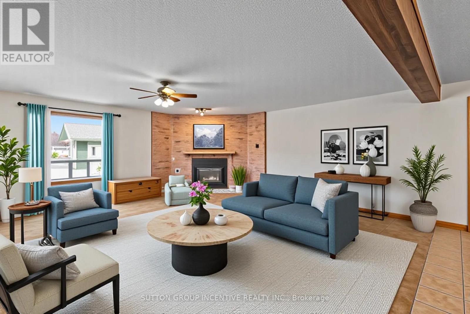 6511 21/22 Nottawasaga Side Road, Clearview, ON - Indoor Photo Showing Living Room With Fireplace