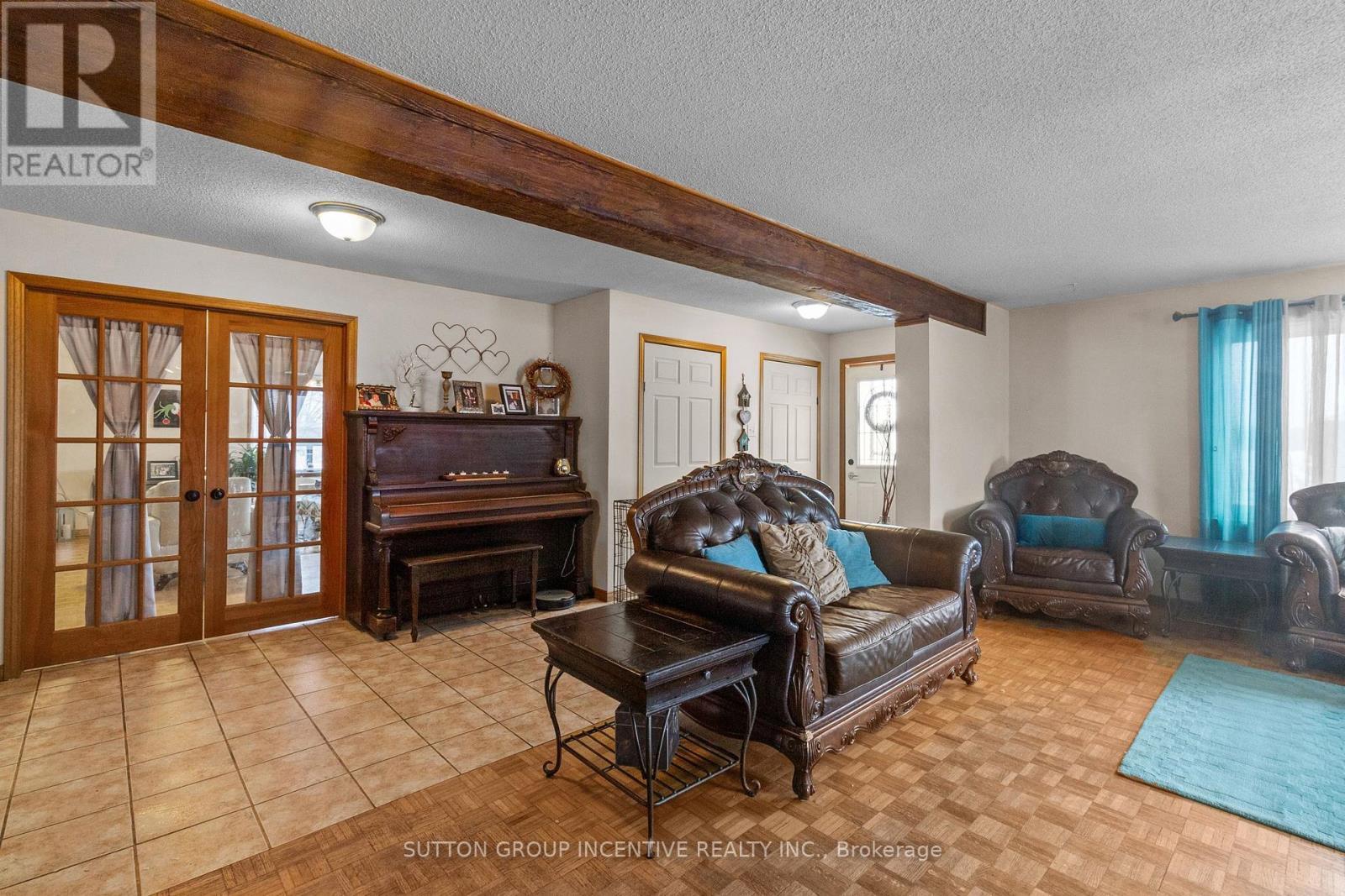 6511 21/22 Nottawasaga Side Road, Clearview, ON - Indoor Photo Showing Living Room