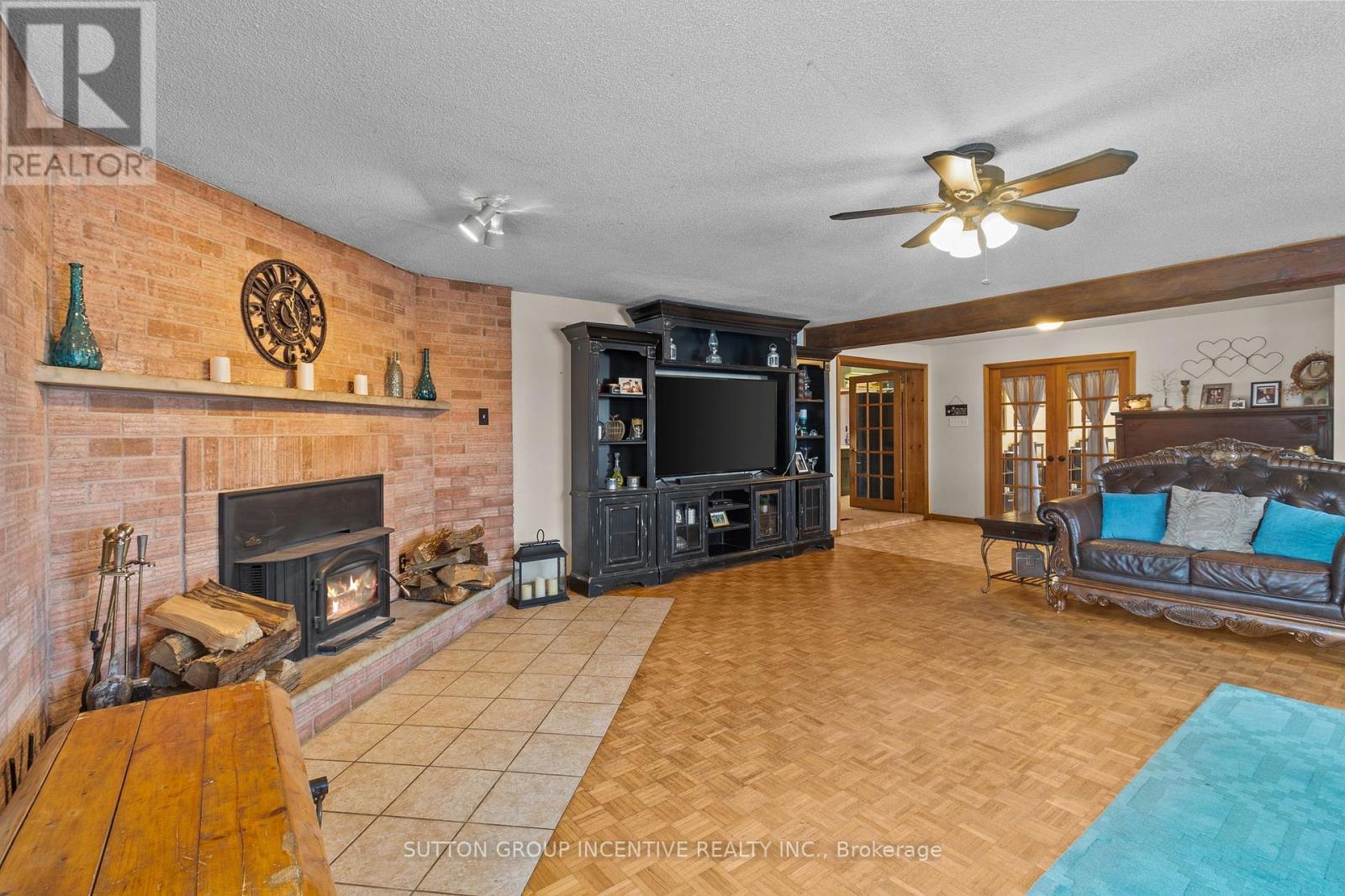 6511 21/22 Nottawasaga Side Road, Clearview, ON - Indoor Photo Showing Living Room With Fireplace