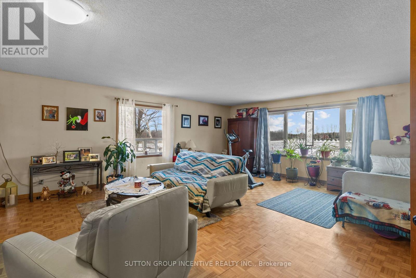6511 21/22 Nottawasaga Side Road, Clearview, ON - Indoor Photo Showing Living Room
