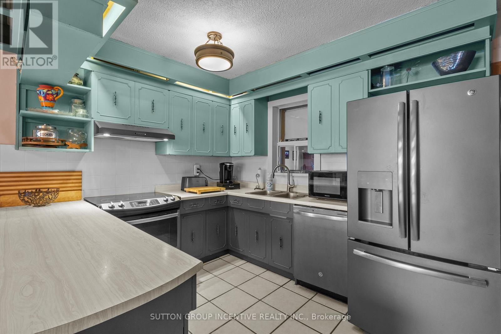 6511 21/22 Nottawasaga Side Road, Clearview, ON - Indoor Photo Showing Kitchen With Double Sink