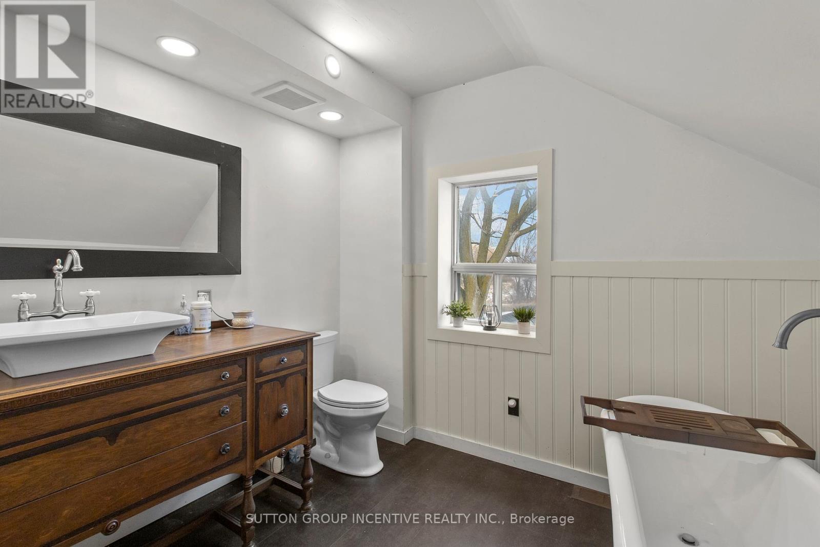 6511 21/22 Nottawasaga Side Road, Clearview, ON - Indoor Photo Showing Bathroom