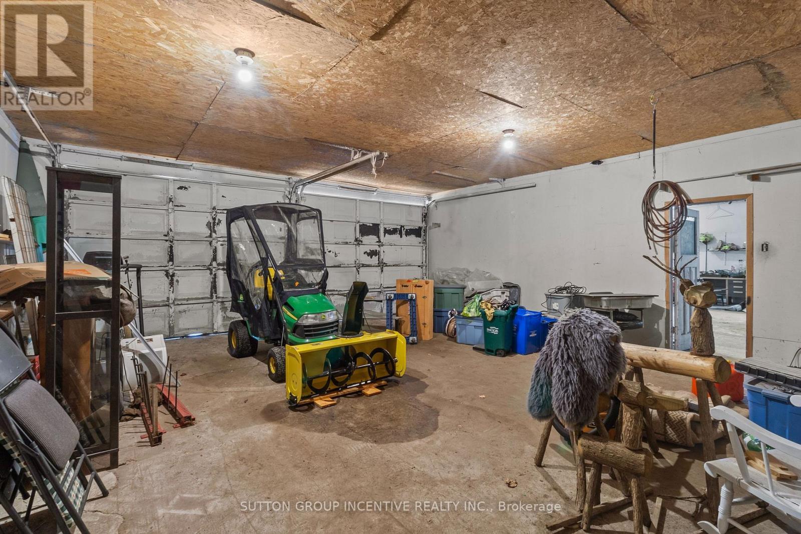 6511 21/22 Nottawasaga Side Road, Clearview, ON - Indoor Photo Showing Garage