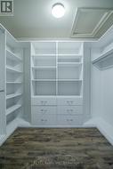 walk-in closet -