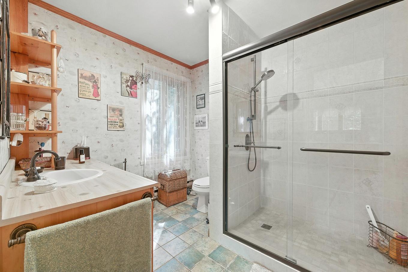 Bathroom - 16 Ch. Des Oliviers, Sainte-Anne-Des-Lacs, QC - Indoor Photo Showing Bathroom